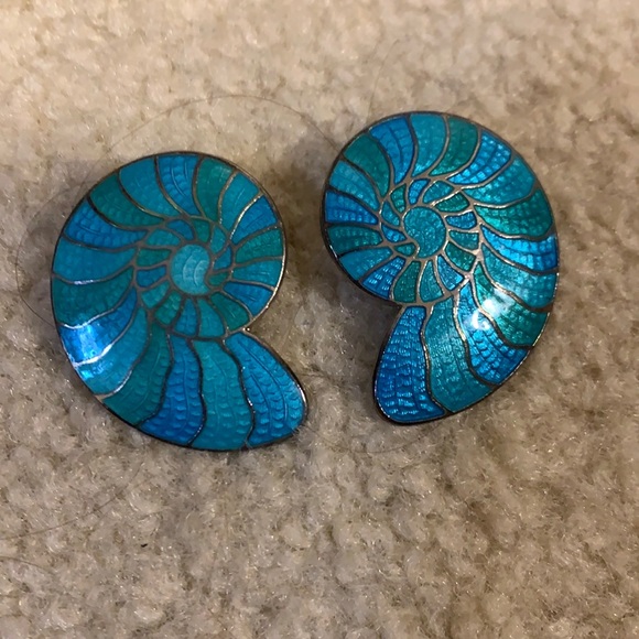 Metal nautilus shell pierced earrings - Picture 5 of 5